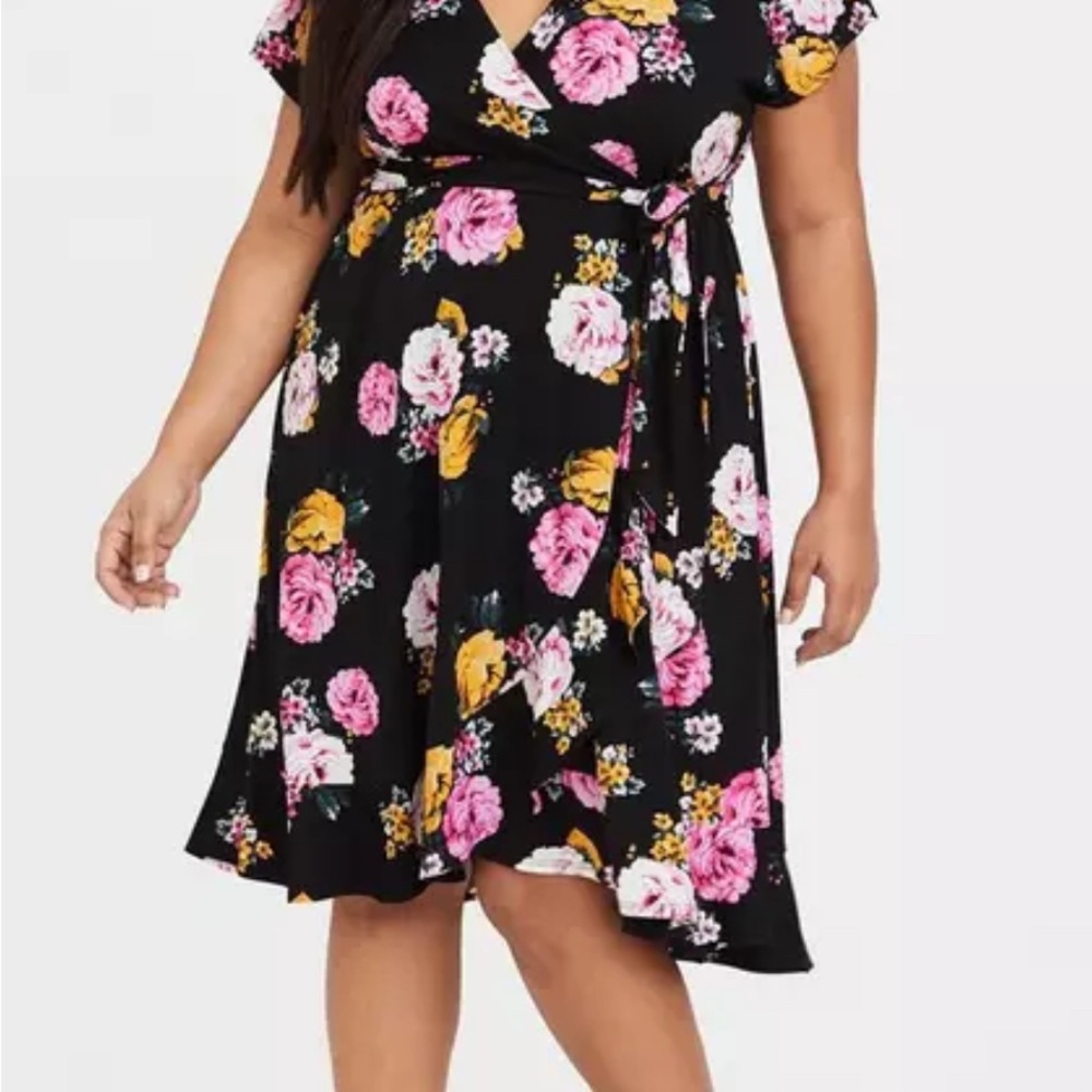 Torrid size 1 Floral Wrap Dress Flowy and Comfy Plus Size